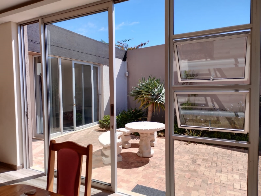 To Let 5 Bedroom Property for Rent in La Concorde Western Cape